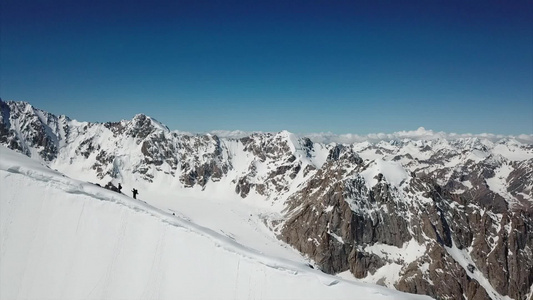 一组登山者爬上峰顶视频