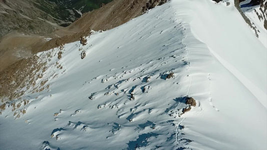 登山者爬上峰顶视频