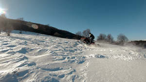 极限运动比赛雪地摩托雪地摩托在慢动作跳高雪地摩托车13秒视频