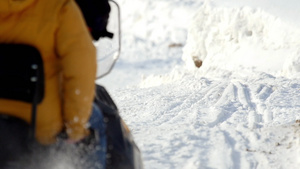 冬季路上的雪车18秒视频