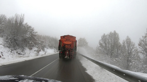 路面上撒盐以防止暴风雪冬季天气下结冰在泥沙堆中看到15秒视频