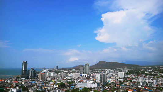 在斯里拉查城市和山丘上移动的夏日高云时间已过视频
