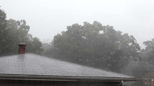 暴雨多夏天从一个房子屋顶流出的雨水流涌到城里的山顶视频