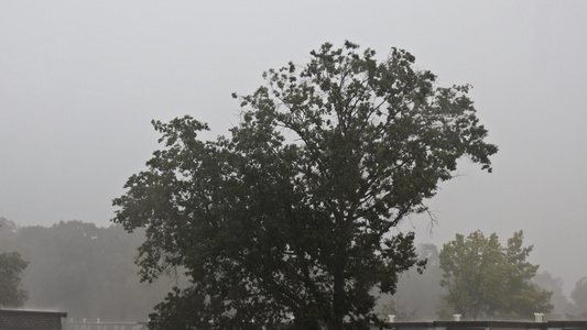 暴雨多夏天从一个房子屋顶流出的雨水流涌到城里的山顶视频