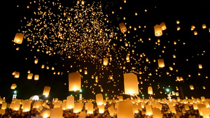 泰国清迈怡鹏兰纳节旅游目的地多人放天灯飘向夜空60秒视频