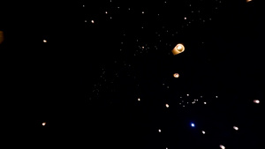 许多天灯漂浮在天空上在你们这个小彭拉纳节节的目的地26秒视频