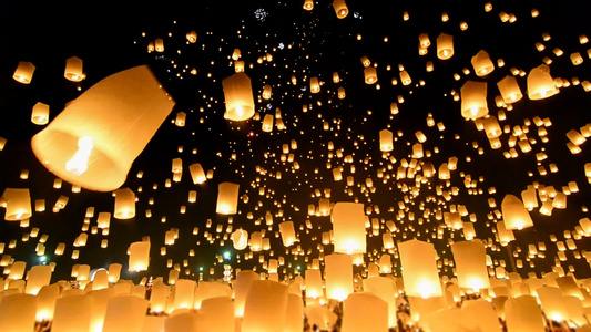 有许多天灯漂浮在夜空在你们这个小彭拉纳节节旅行目的地视频