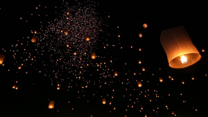 有许多天灯漂浮在夜空在你们这个小彭拉纳节节旅行目的地55秒视频