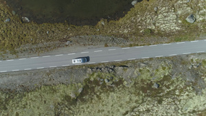 白色房车在挪威的山路上行驶46秒视频