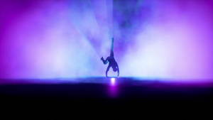 在舞台上跳舞对抗多彩聚光灯无缝循环慢动作21秒视频