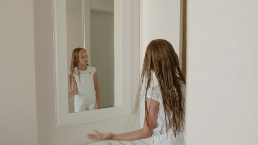 洗完澡后头发湿发的年轻女孩在家门后视线前卫生间摆姿势视频