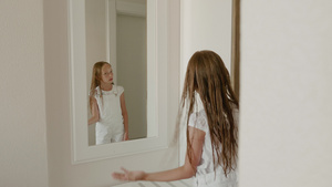 洗完澡后头发湿发的年轻女孩在家门后视线前卫生间摆姿势8秒视频