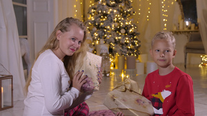 快乐的孩子们拿着圣诞节礼物17秒视频