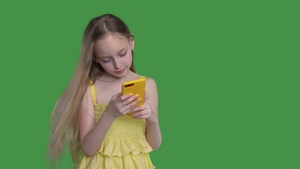 在绿色背景前使用手机的年轻女孩23秒视频