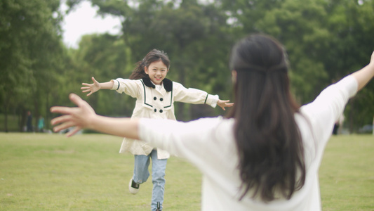 4K是拍女儿奔向妈妈的怀里视频