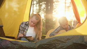 少年男孩和女孩在夏季远足露营帐篷在笔记本上画画31秒视频