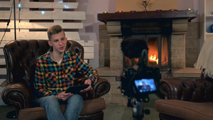 青少年坐在家门前的录像机前在拍摄时讲一些话32秒视频