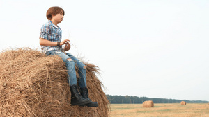 少年男孩坐在干草堆上聊天和尖叫18秒视频