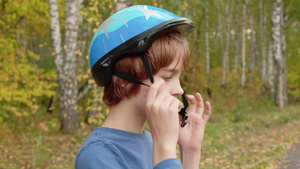 男孩把自行车头盔戴在头上25秒视频