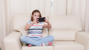 少女在智能手机上玩游戏16秒视频