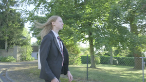 高中女生步行上学26秒视频