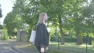 高中女生步行上学人数23秒视频