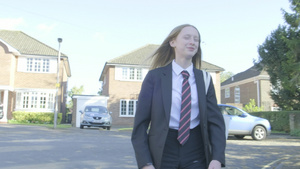 高中女生步行上学27秒视频