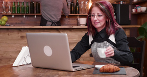 成年女商人用无接触信用卡付咖啡费没有联系的信用卡19秒视频