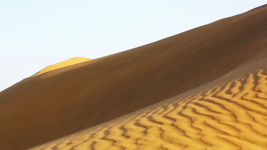 日落时的沙漠斜坡视频