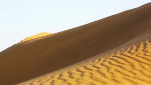 日落时的沙漠斜坡26秒视频