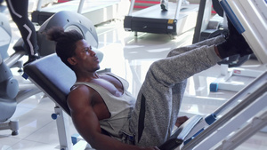 在健身房用脚印机锻炼的非洲青年男子运动会13秒视频