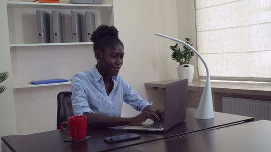 非洲女性在工作中使用pc视频