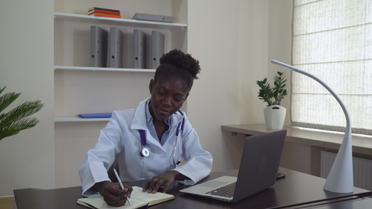 工作时的非洲医生视频