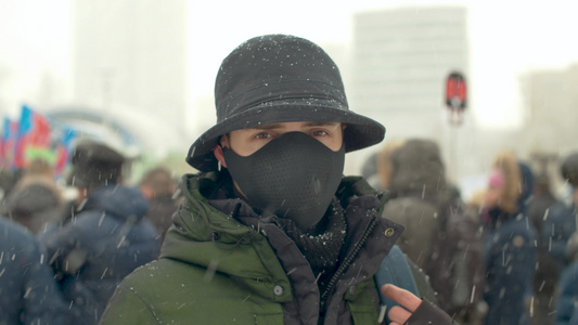 一名身戴保护面具的年轻人的肖像视频