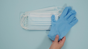 一次性医用口罩蓝色乳胶手套和护目镜13秒视频