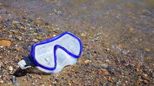 海岸上有人扔出并丢弃的潜水面罩28秒视频