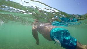 跟着一个戴面罩的下潜人在海水表面游泳19秒视频