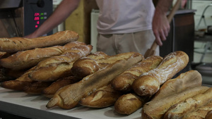 法国面包从烤箱里拿出来17秒视频