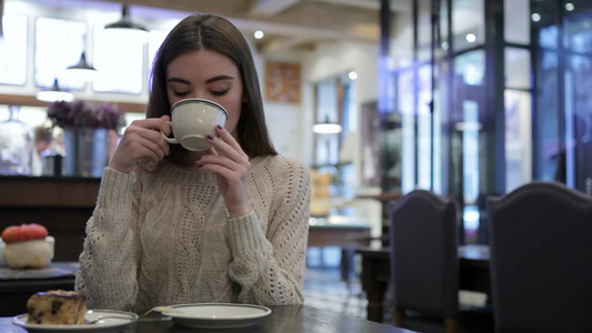有魅力的女孩喝着一杯咖啡视频