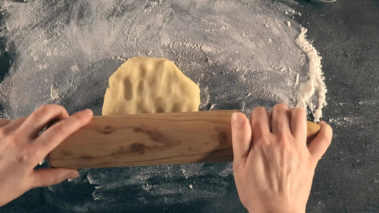 女人在厨房家里做黄油曲奇饼视频