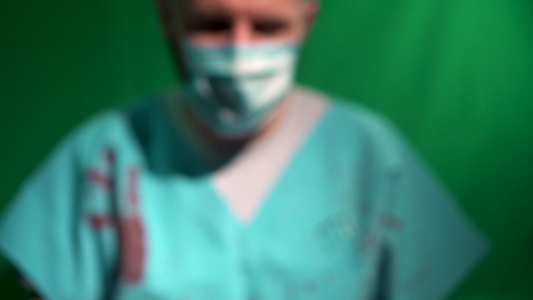 全身沾满血液的外科外科医生礼服用手套服用橙色药丸视频