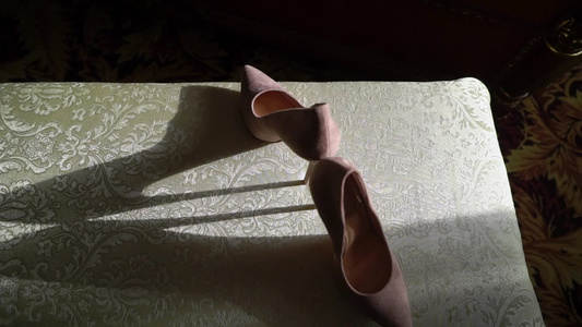 妇女米色鞋视频
