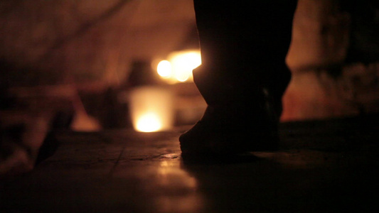 男人从黑暗中走来下楼在蜡烛和灯笼的帮助下一个地方的视频