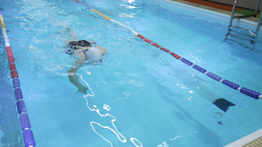 4K游泳运动员蹬壁素材视频
