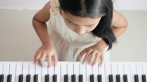 亚洲小女孩在家里弹钢琴19秒视频