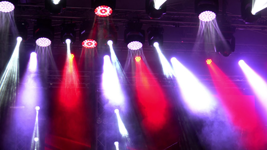 舞台背景的多彩和生动的舞台聚光灯表演视频