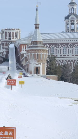 冬季旅游客人乘坐滑雪圈玩耍冬季运动13秒视频