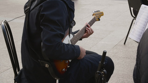 吉他手在户外表演中演奏摇滚音乐音乐家在街头音乐会上用11秒视频