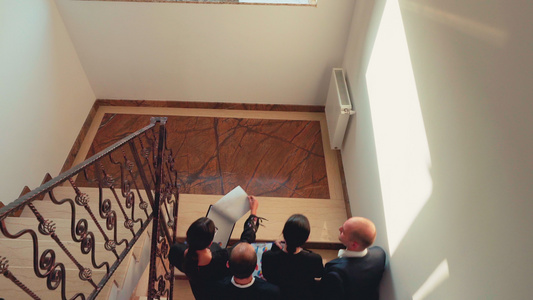 商业团队在会议办公室的楼梯上一起上楼工作视频