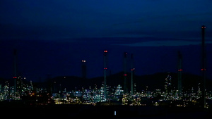 多色百度夜间石油炼油厂和烟囱灯光60秒视频